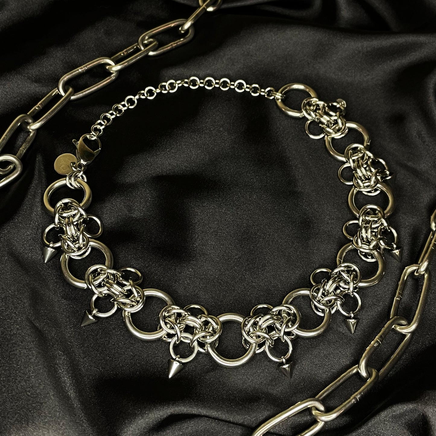 the spikey clover choker